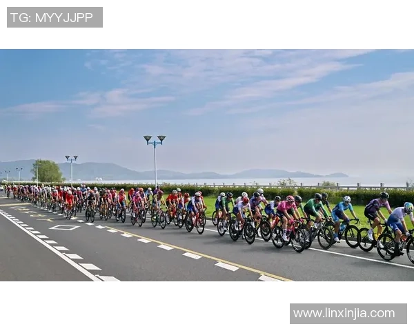 山东龙口举行环王屋湖公路自行车骑游赛